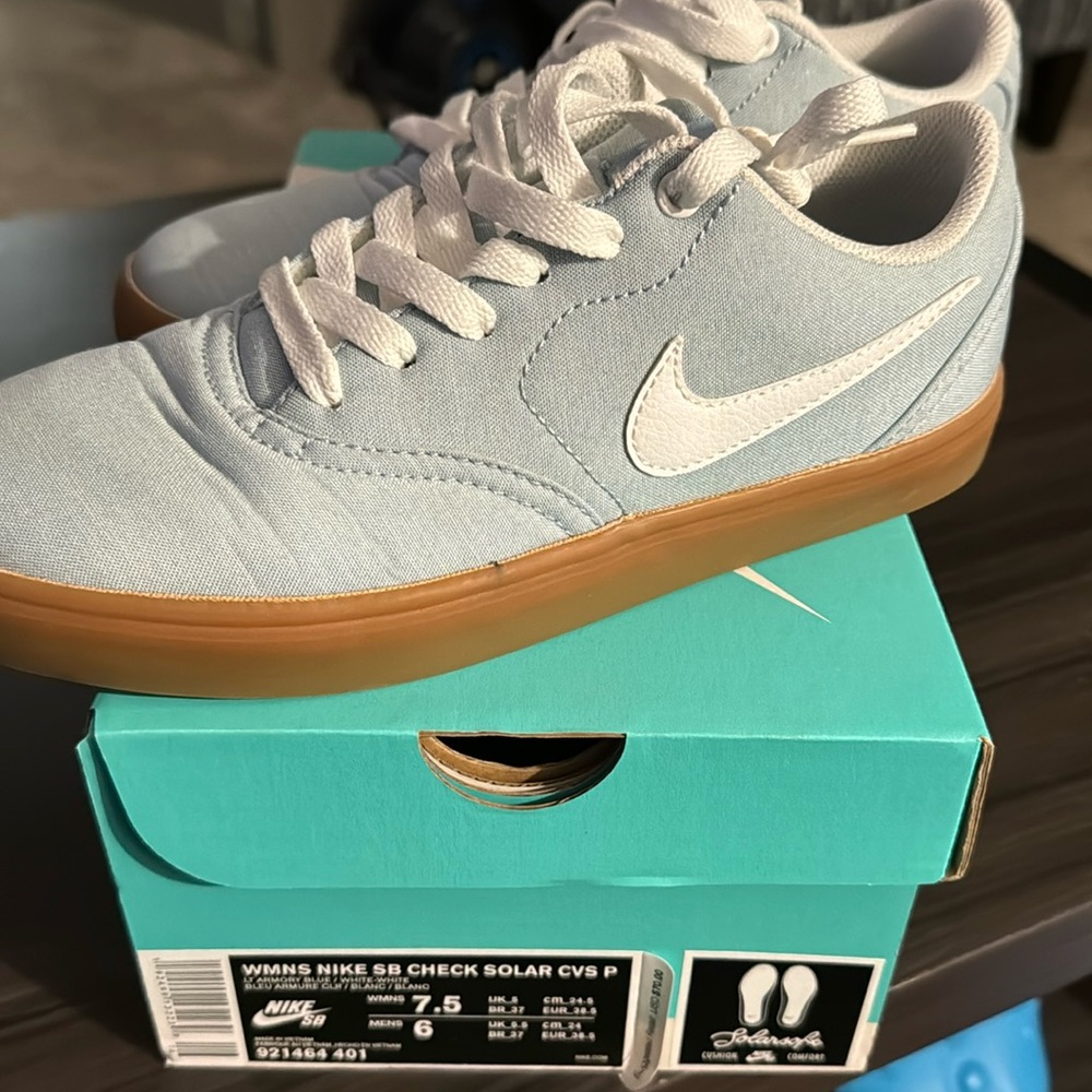 Women’s Nike sb 7.5